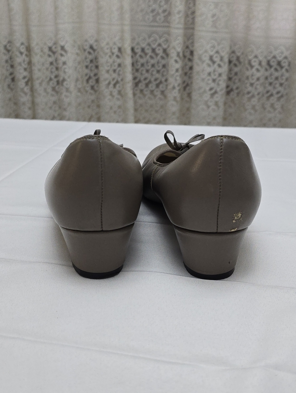 Vintage FootThrills Leather Low Pumps Taupe Grey Bow Wingtip Size 9 2W USA - Picture 13 of 16